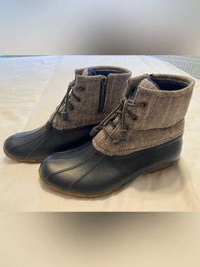 Sperry Topsider Women’s 8.5 Waterproof Rubber Duck Boot Navy/Gray Side Zipper